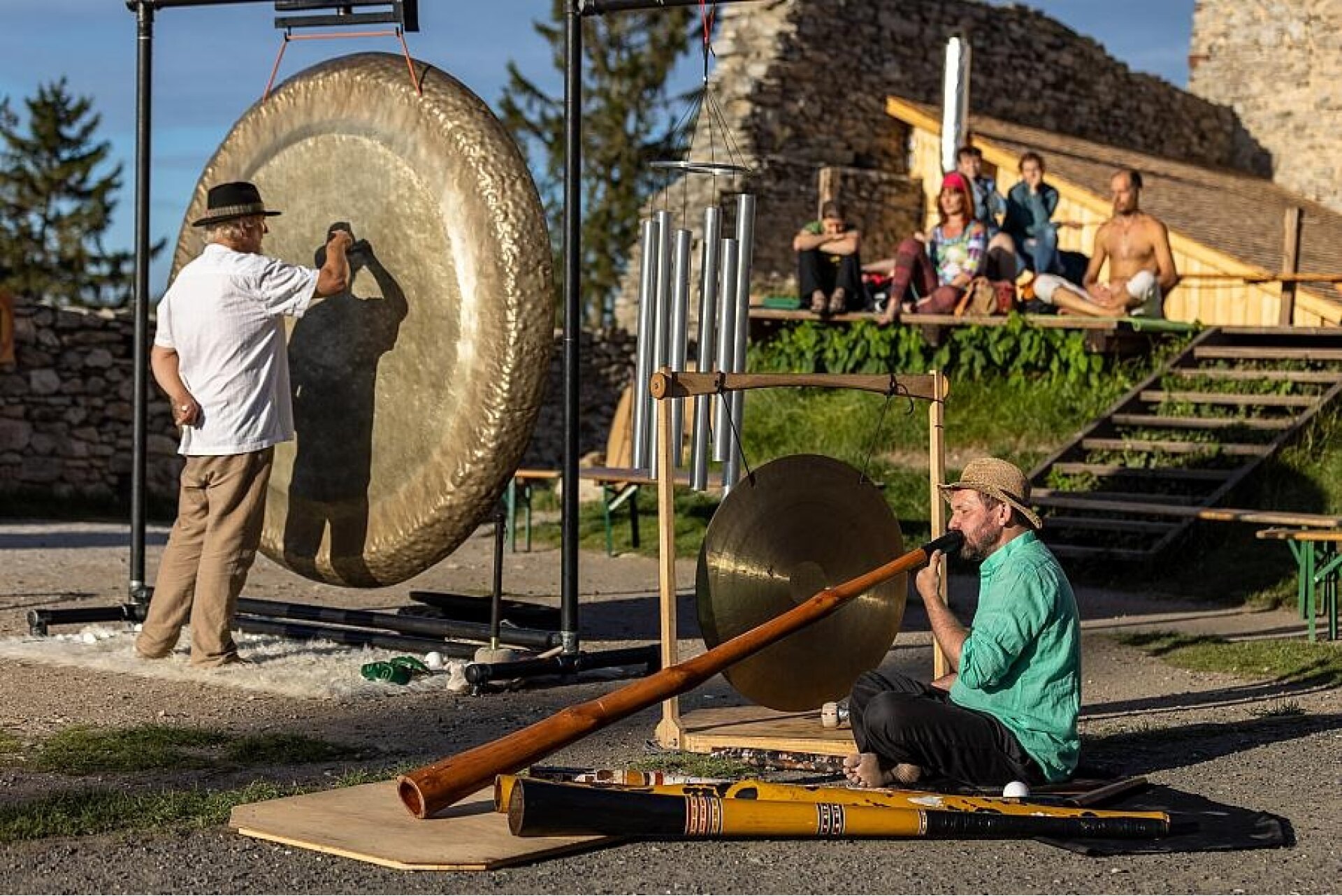 Obří gongy a australská didgeridoo