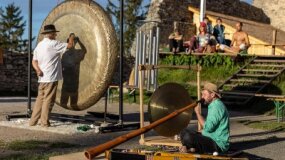 Obří gongy a australská didgeridoo