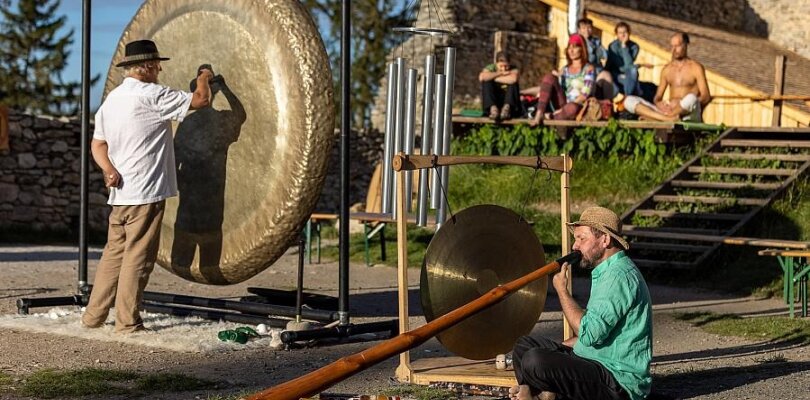 Obří gongy a australská didgeridoo