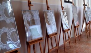 Výstava "Krása a elegance ručně háčkovaných a paličkovaných deček"