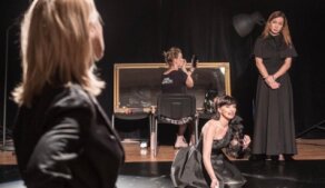 Urna na prázdném jevišti