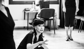 Urna na prázdném jevišti