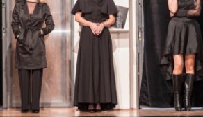 Urna na prázdném jevišti