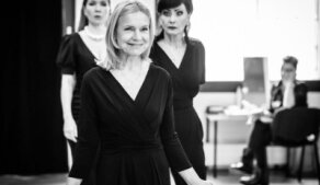 Urna na prázdném jevišti