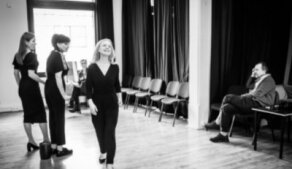 Urna na prázdném jevišti