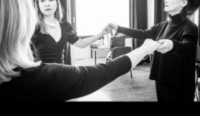 Urna na prázdném jevišti