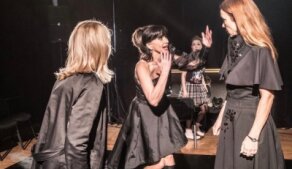 Urna na prázdném jevišti