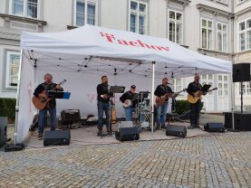 Letní zpívané: SEBRANKA NA ZÁMKU