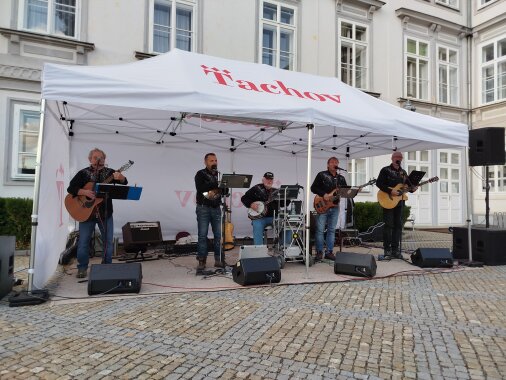 Letní zpívané: SEBRANKA NA ZÁMKU